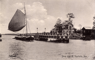 10791 Gezicht op het Merwedekanaal met een schip en de Rijnhuizerbrug te Jutphaas uit het zuidwesten. N.B. De gemeenten ...